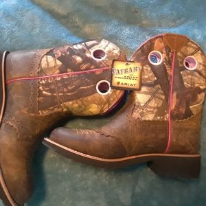 Ariat Fatbaby camo and pink western boot.